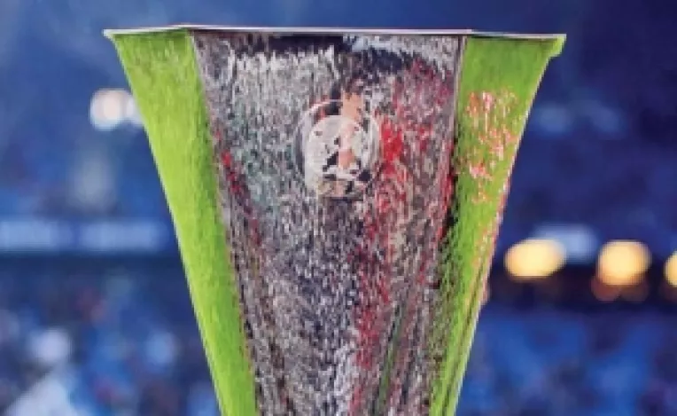 Azi, la ora 17:00, Michel Platini ii inmaneaza trofeul Ligii Europa lui Sorin Oprescu 