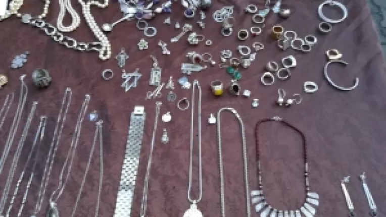 Bijuteriile de la standul Claudiei Bureata conving orice cumparator