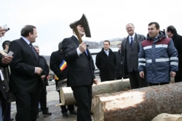 Boc catre muncitori : « Va tai capul »