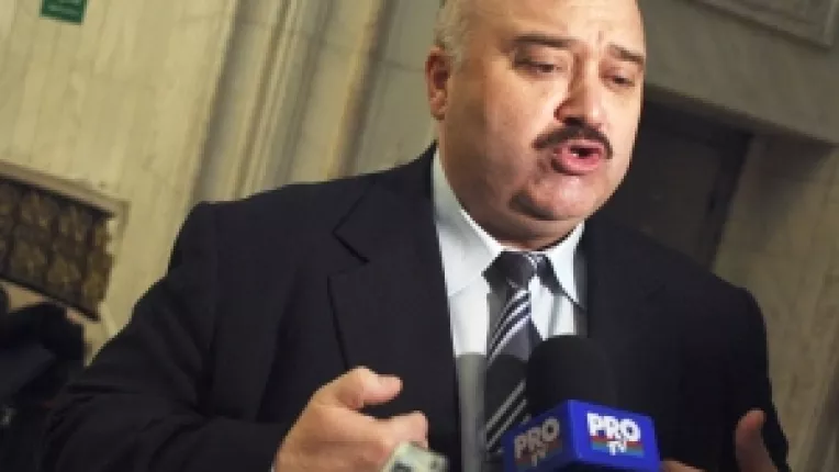 Catalin Voicu, ridicat din fata casei