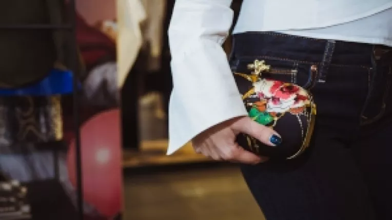 Colectia de clutch-uri de matase SILKDOM in exclusivitate la Molecule F