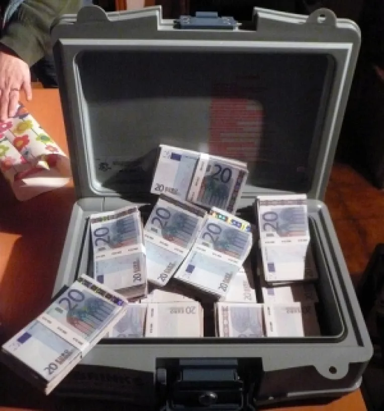 Conflict moral cu interes financiar: Sotia ministrului Botis primeste bani europeni prin Guvernul Romaniei