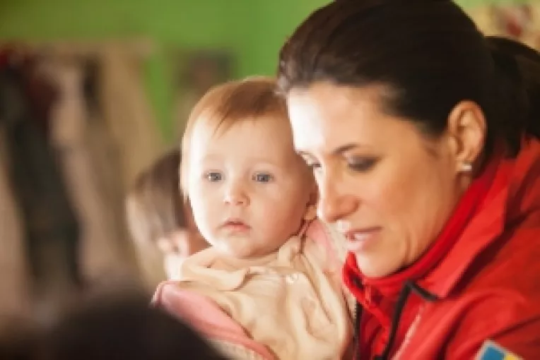 Crucea Rosie si Iuliana Tudor ofera sprijin sinistratilor din Vrancea 