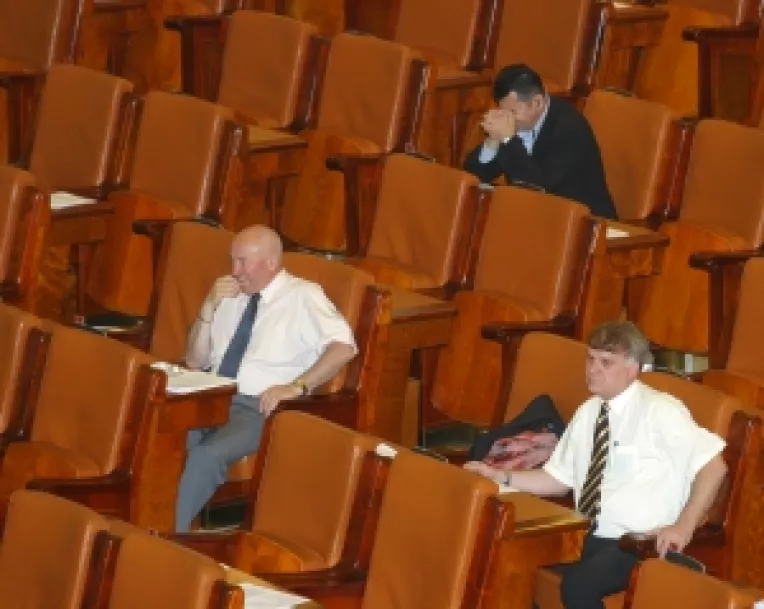 Deputatii chiulangii pierd indemnizatia