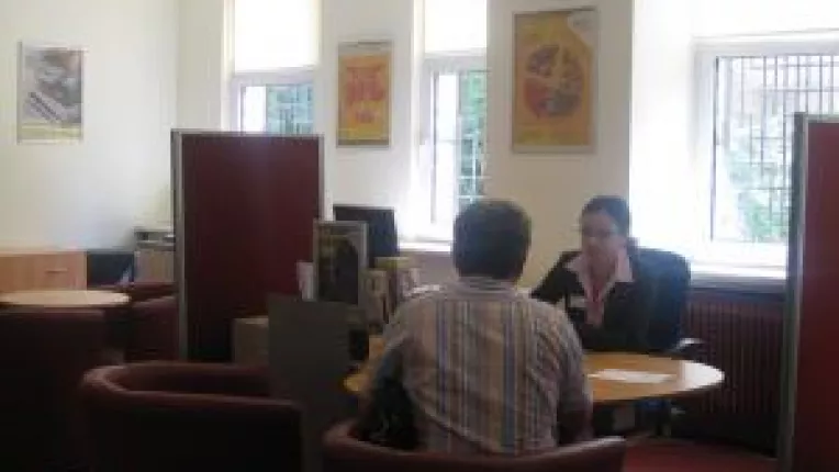 Doljenii se imprumuta tot mai putin