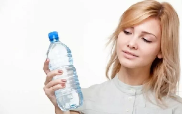 Dr. Margaret McCartney: Prea multa apa consumata poate dauna sanatatii