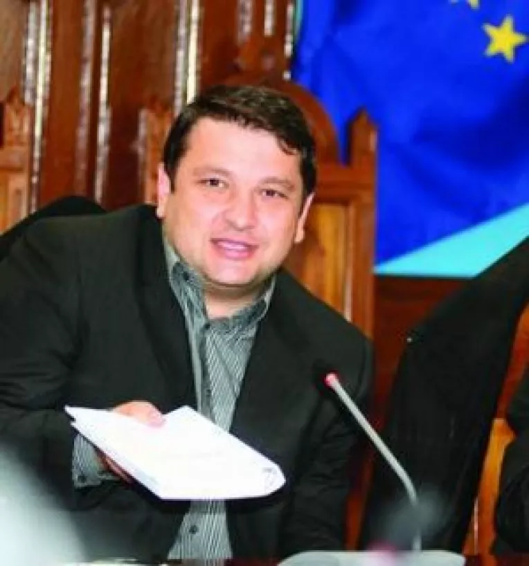 Gata cu munca in comisiile de administratie si privatizare!