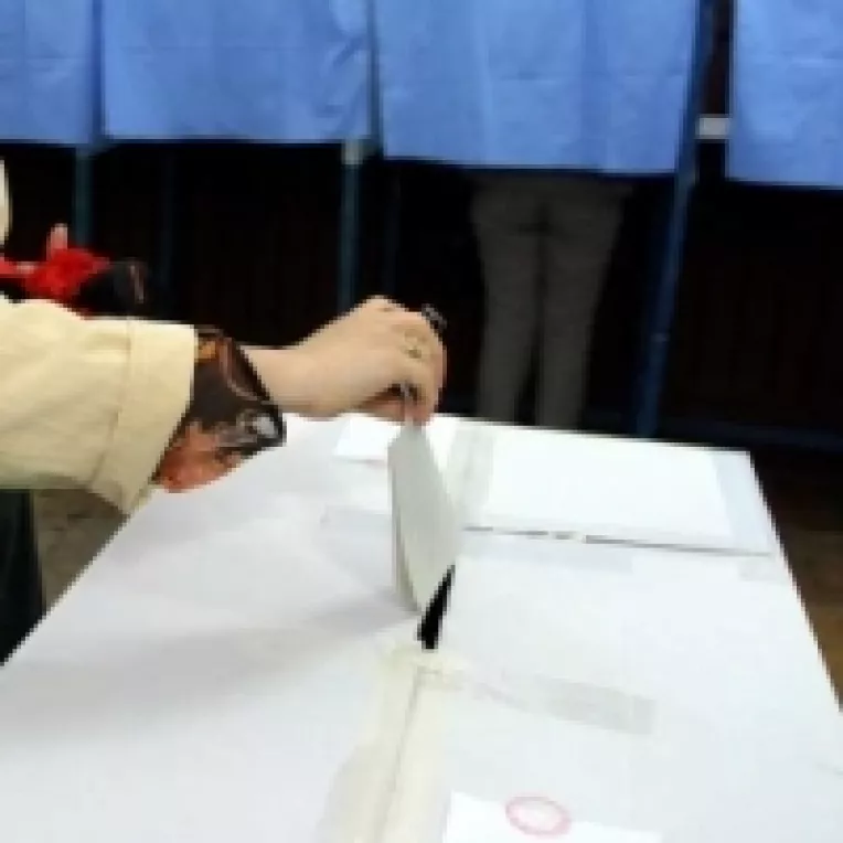 Guvernul da PD-ului un croseu de... buletine de vot