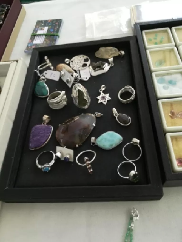 Maxim Hiruta: Rubin inzoisit, ametrin, opal, merlinit, agat dentritic la targul de Flori