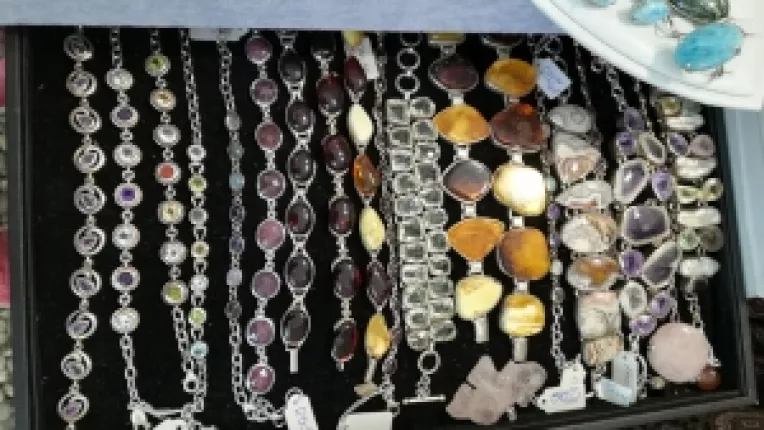 Mihaela Covaci a adus la targul de cristale rubine, granate, smaralde