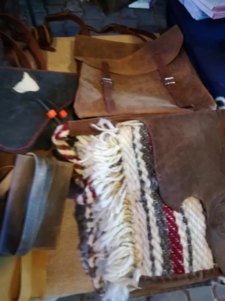 Modele noi de rucsacuri din piele de vitel si genti din piele cu motive traditionale