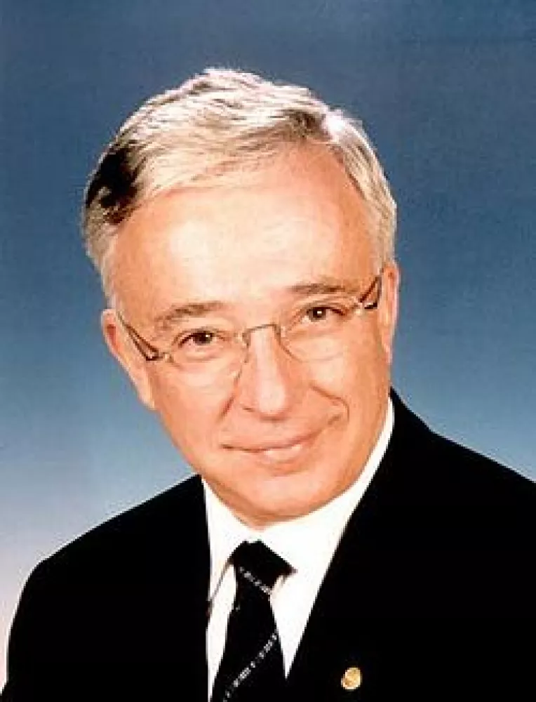 Mugur Isarescu, guvernatorul BNR, cel mai calificat pe tema crizei economice, implineste pe 1 august  60 de ani