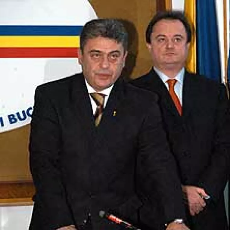 Noul prefect al Capitalei se da pe mana presei