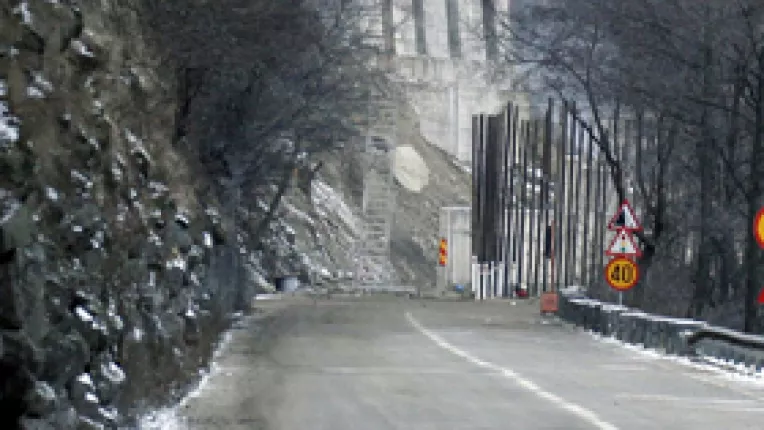 Politistii spun ca exista riscul caderii unor pietre de pe versanti, pe Valea Oltului