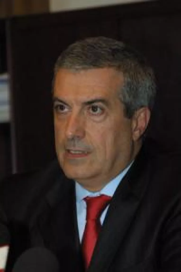 Tariceanu si Stroe se dau barbati. Masculii PNL din guvern contra Macovei