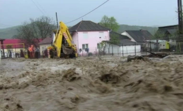 Topirea brusca a zapezilor a provocat inundatii in 33 de localitati din 10 judete