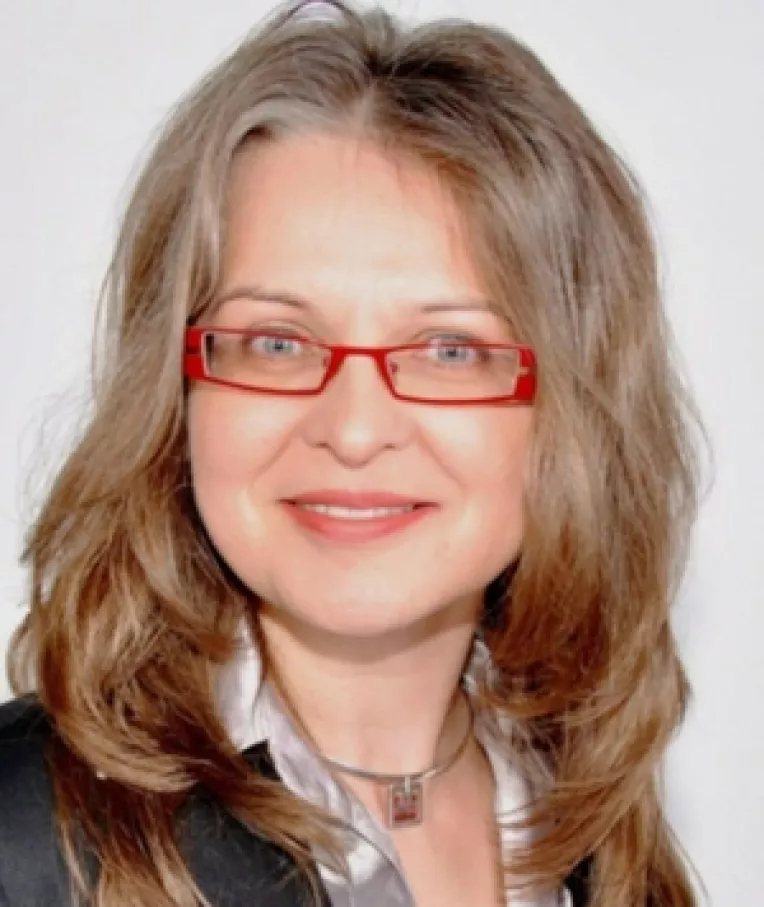 Un eseu exceptional de Gabriela Cretu, despre misoginismul lingvistic