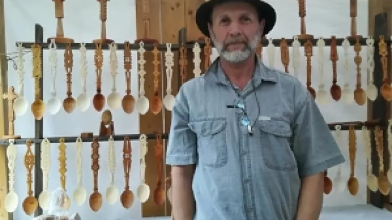 Viorel Marian din Suceava sculpteaza in lemn linguri cu diverse simboluri